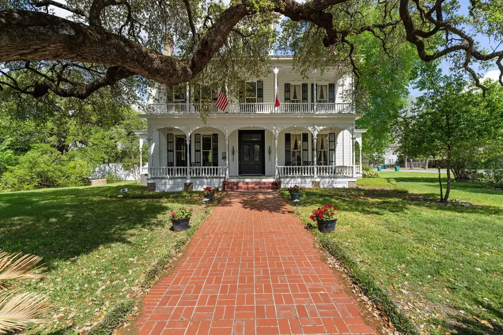 351 E Colorado Street, La Grange