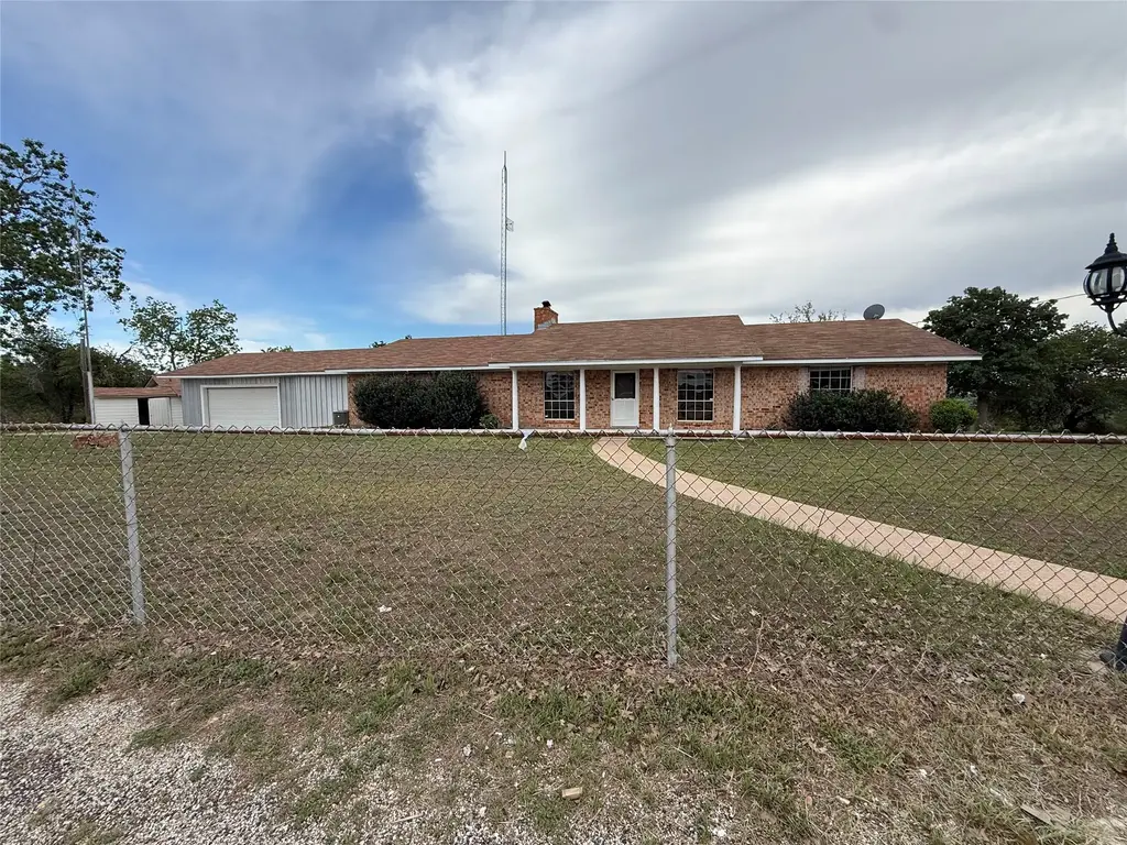 713 Fm 153, Smithville