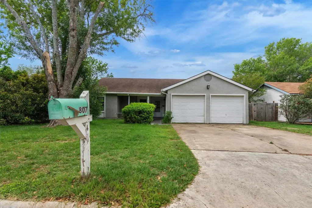 807 Travis Street, Lockhart