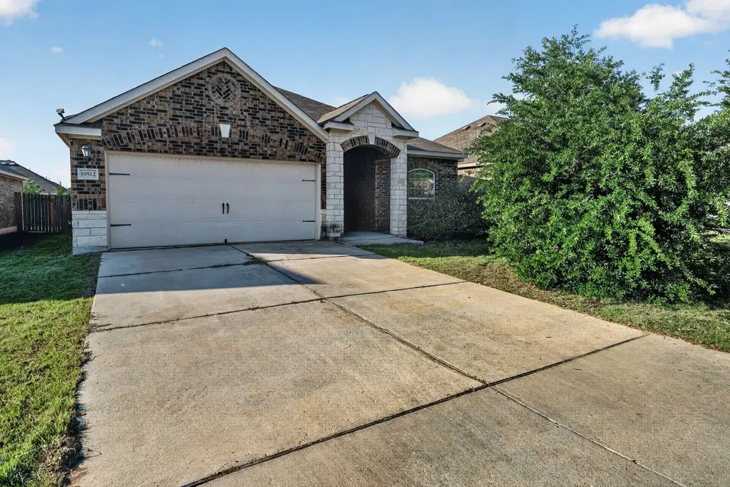 19512 James Manor Street, Manor