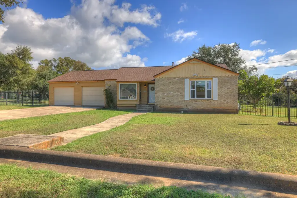 800 N Bishop Street, San Marcos