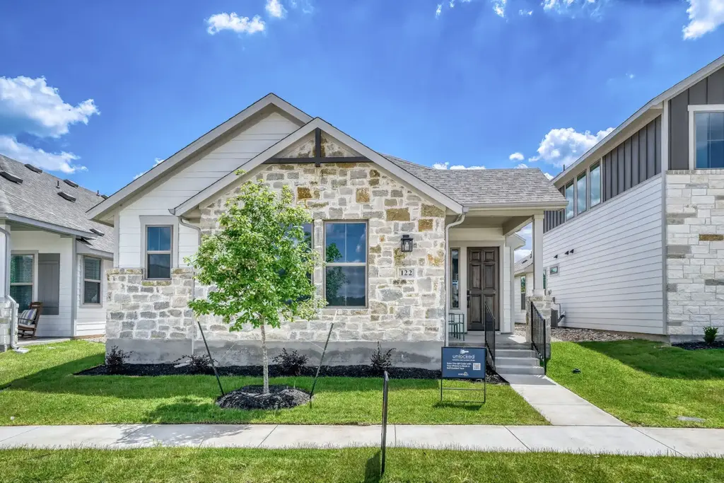 122 International Street, Buda