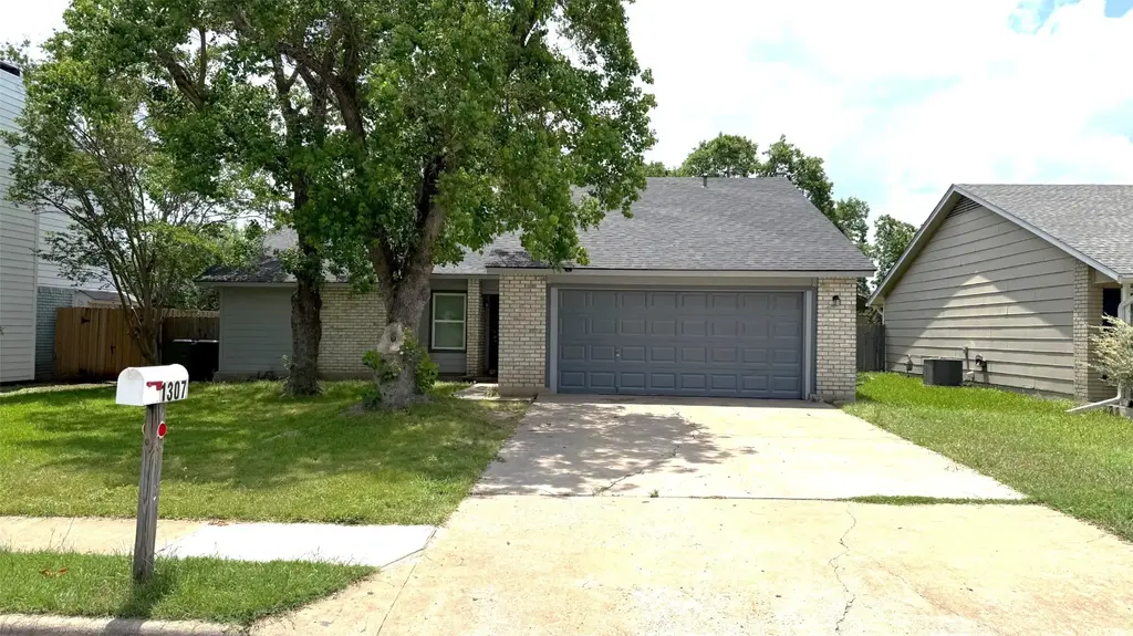 1307 Wroxton Way, Round Rock