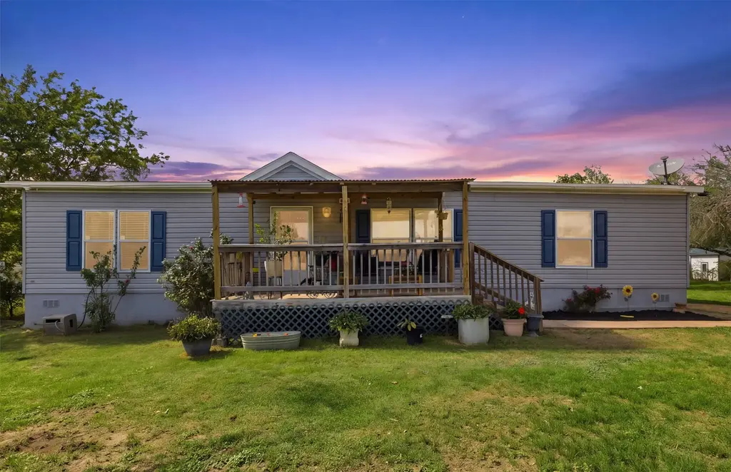 612 Lilac Way, Kyle
