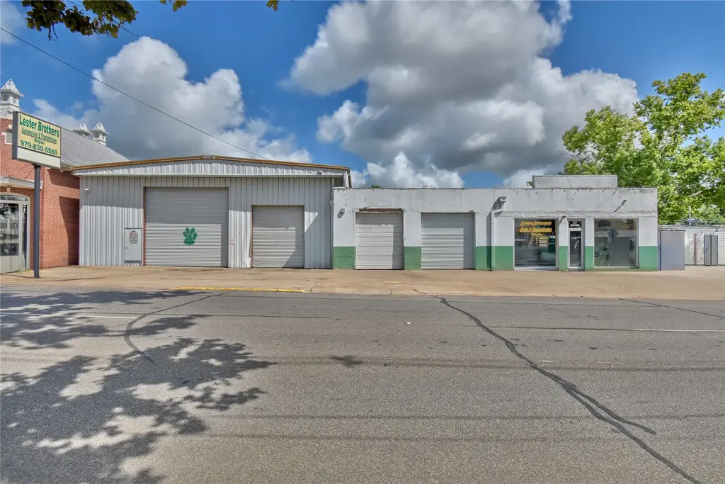 307 E Alamo Street, Brenham