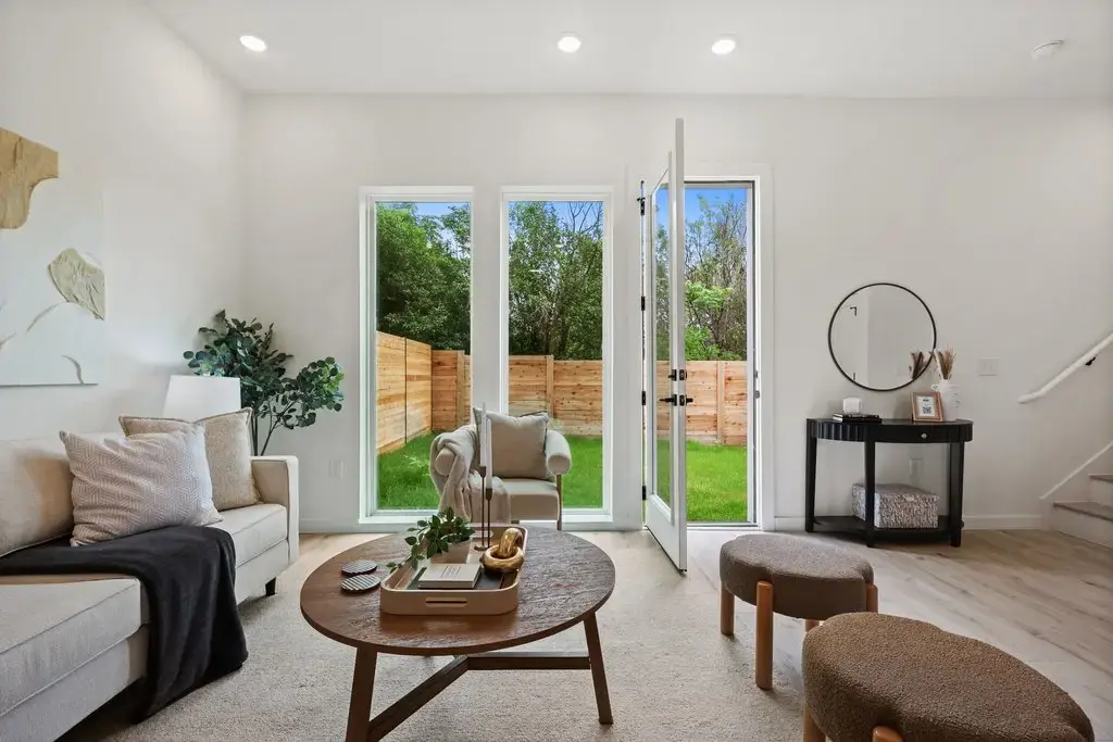 401 N Bluff Drive 16101, Austin