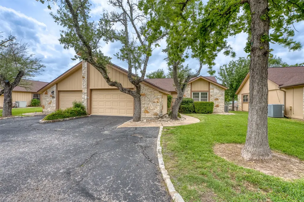 27 Oaks Place, Lago Vista