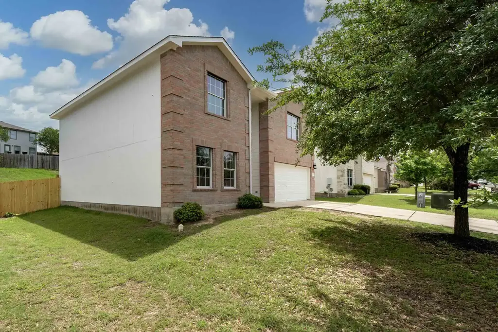 208 Dandelion Loop, Kyle