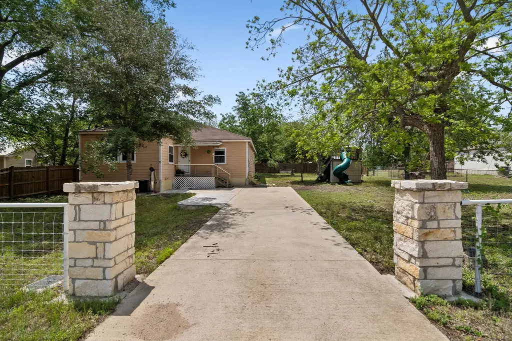 810 Lamar Street, Luling