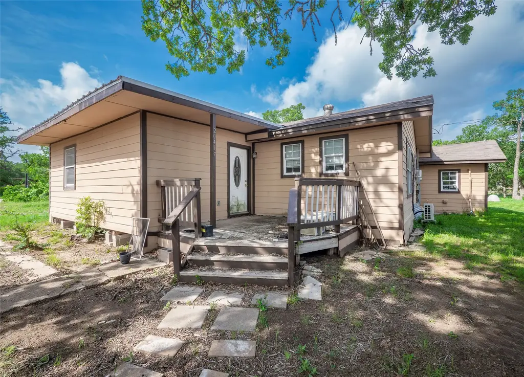 20417 Ed Acklin Road, Manor