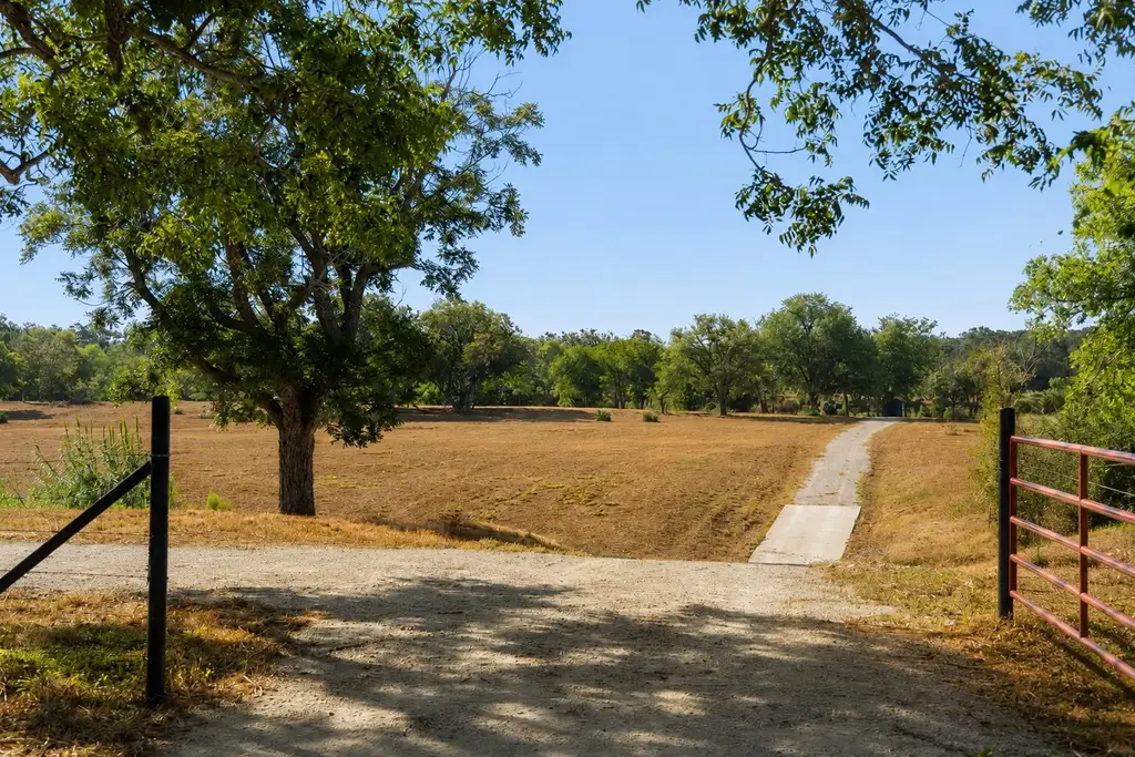 440 Chimney Valley Road, Blanco