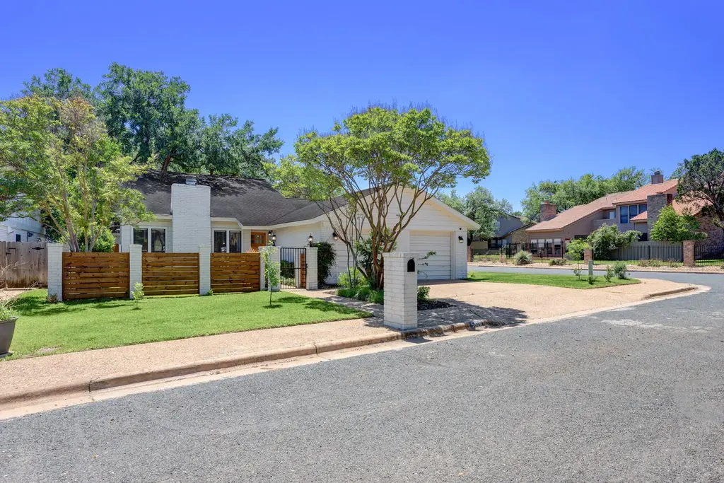 5609 Courtyard Cove, Austin