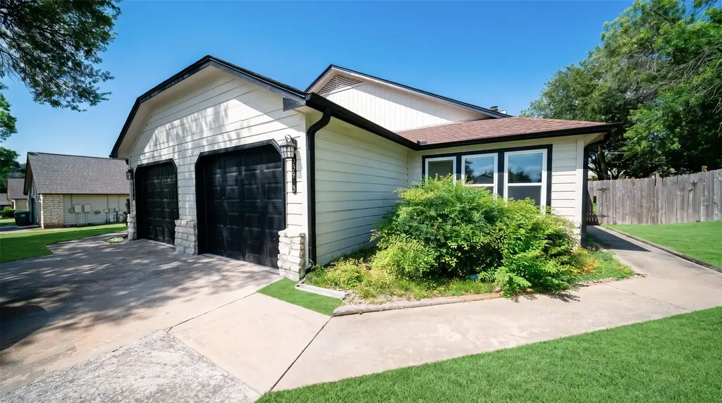 339 Fantail Loop B, Austin