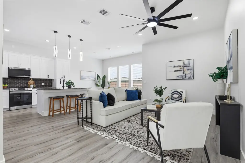 123 Los Robles Road, Elgin