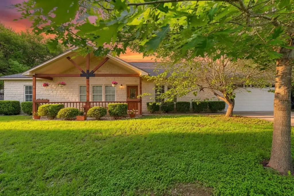 1221 Lovers Lane, Bastrop