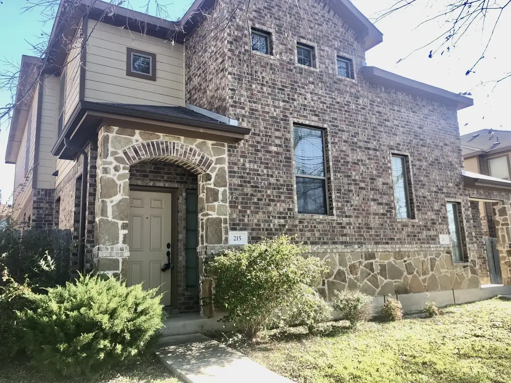 215 N College Street, Georgetown
