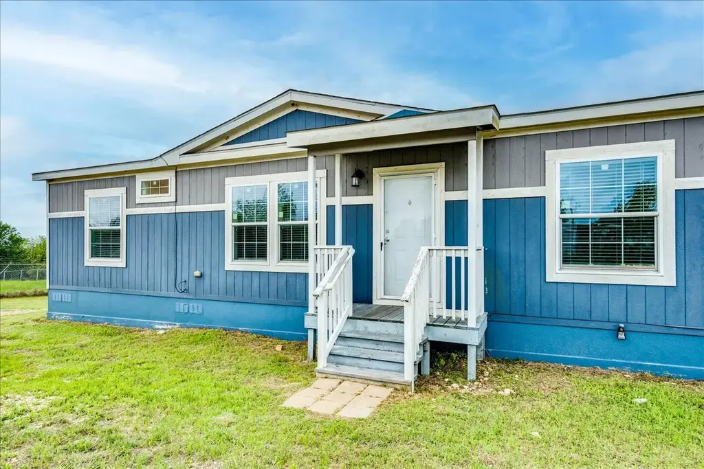 1098 Engelke Road, Buda