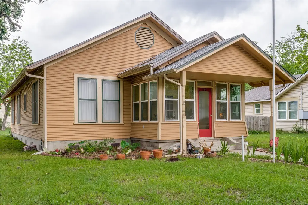 520 S Pecan Avenue, Luling