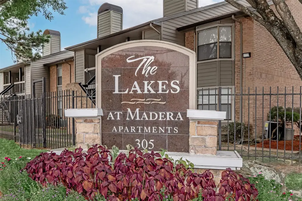 305 W Baker Road 2002, Baytown
