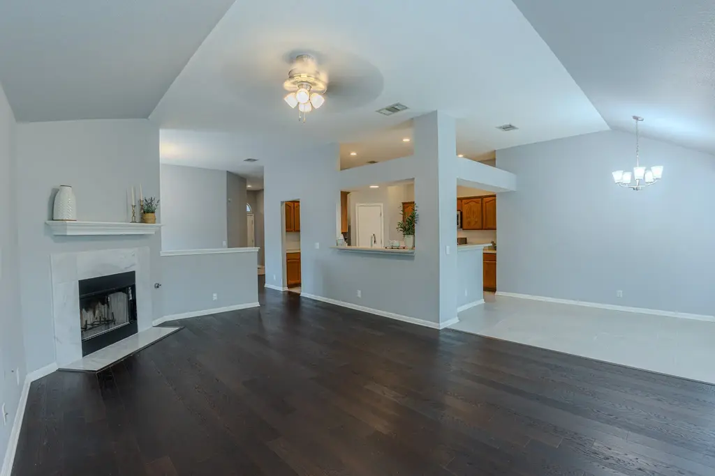 208 Discovery, Kyle