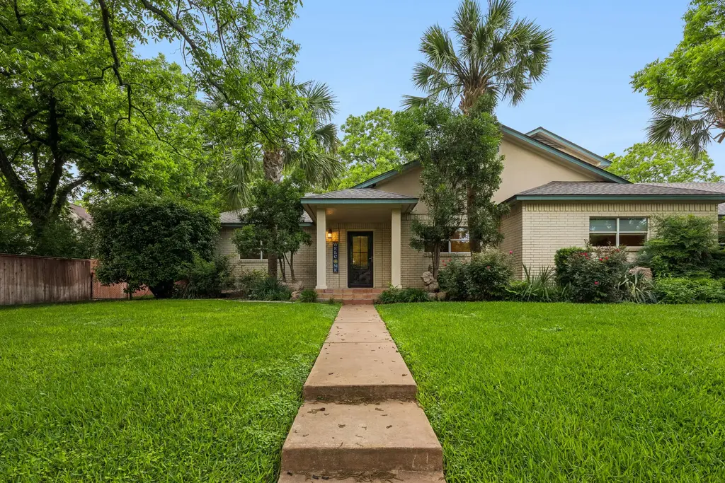 340 Columbine Street, Meadowlakes
