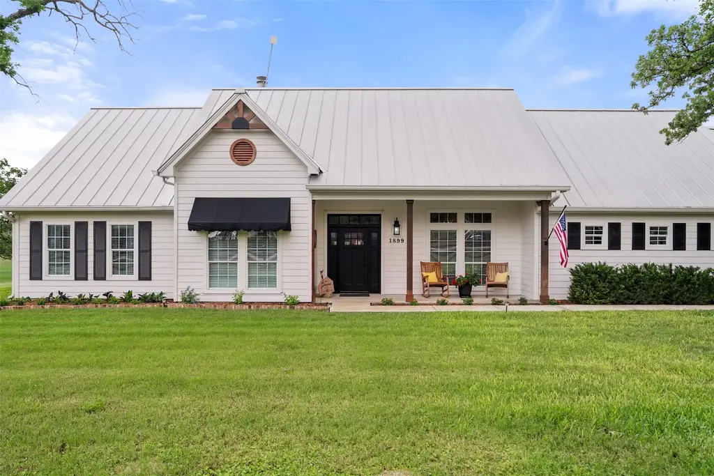 1899 Sunflower Trail, Luling