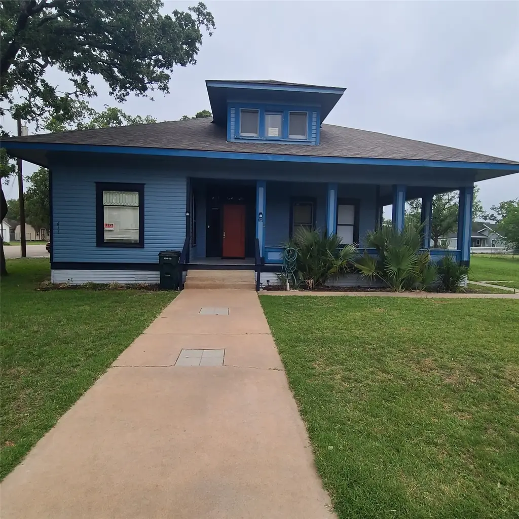 615 E Washington Street, Giddings