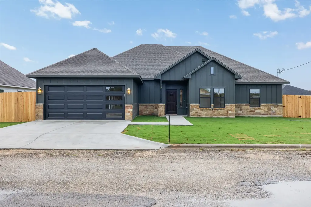 330 Cactus Street, Giddings
