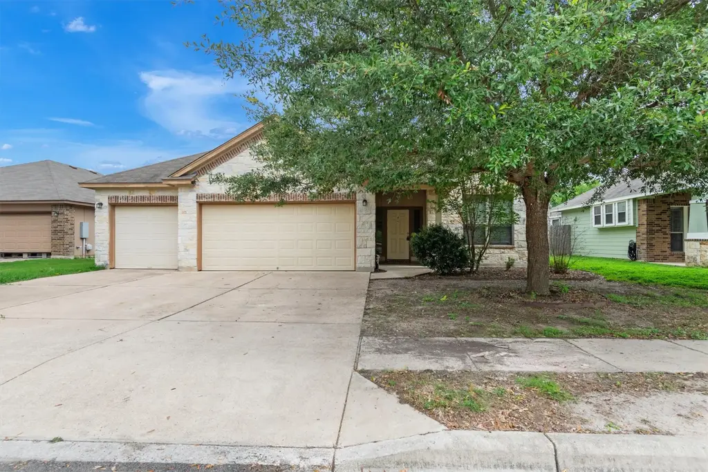 1685 Twin Cove, Kyle