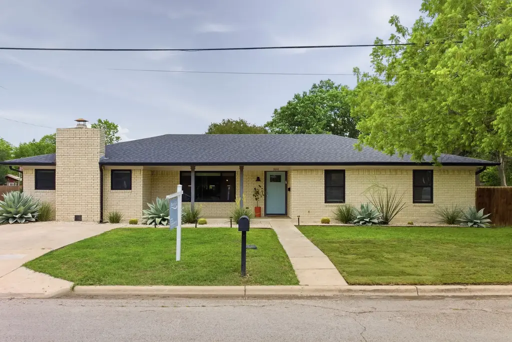 500 S Rio Grande Street, Lockhart