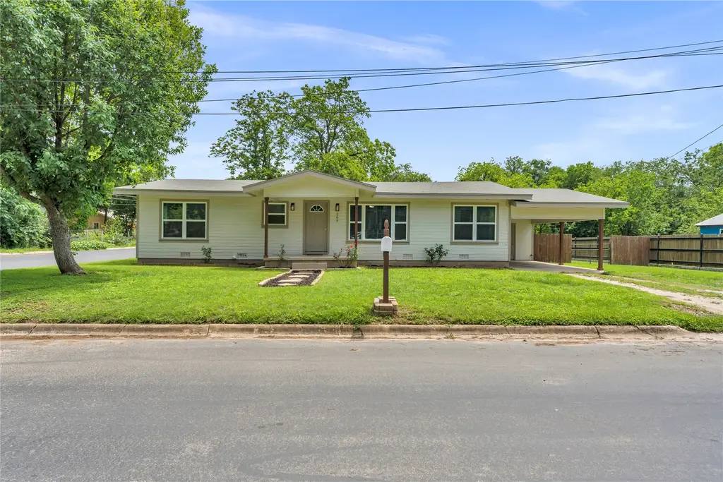 209 E Live Oak Street, Burnet