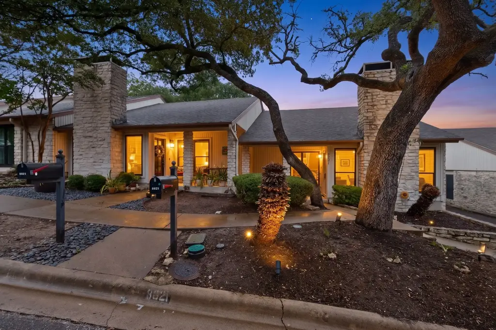 8821 Honeysuckle Trail W, Austin