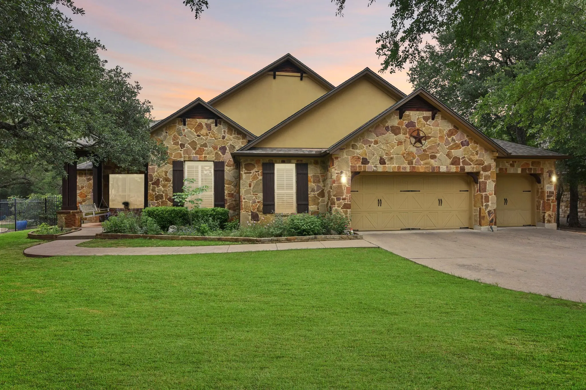 Photo of Listing #1677127