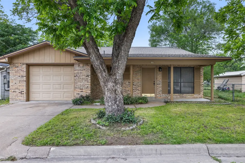 555 E Houston Street, Giddings