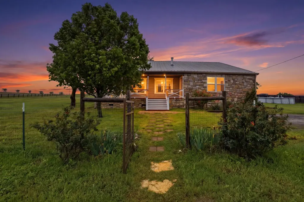 1000 County Road 458, Coupland