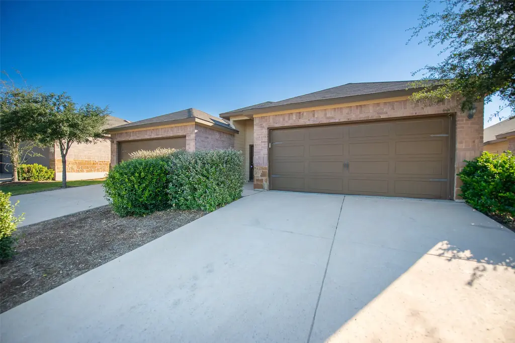 245 Joanne Loop B, Buda