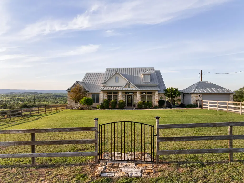 1130 Crownover Lane, Round Mountain