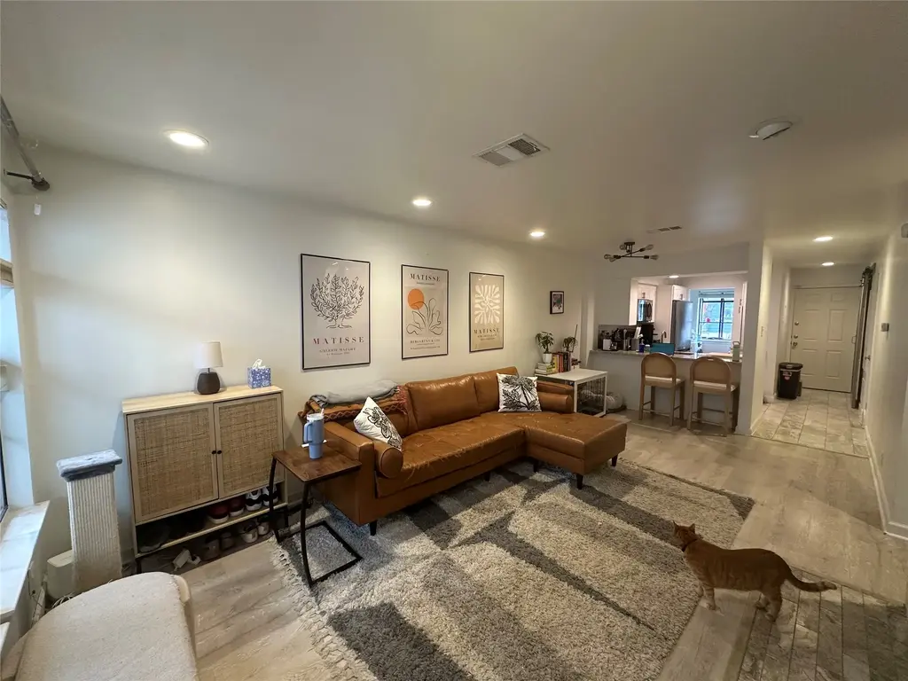 2215 Post Road 2002, Austin