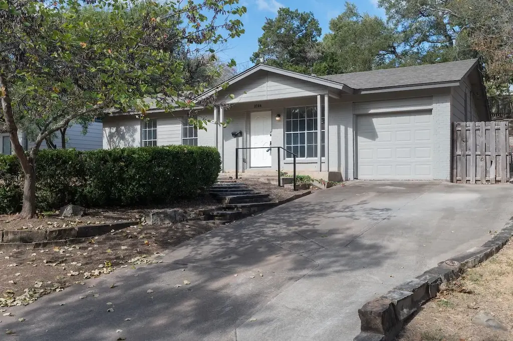 2704 Carnarvon Lane, Austin