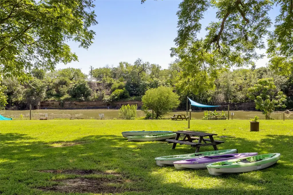 9035 Fm 725, McQueeney