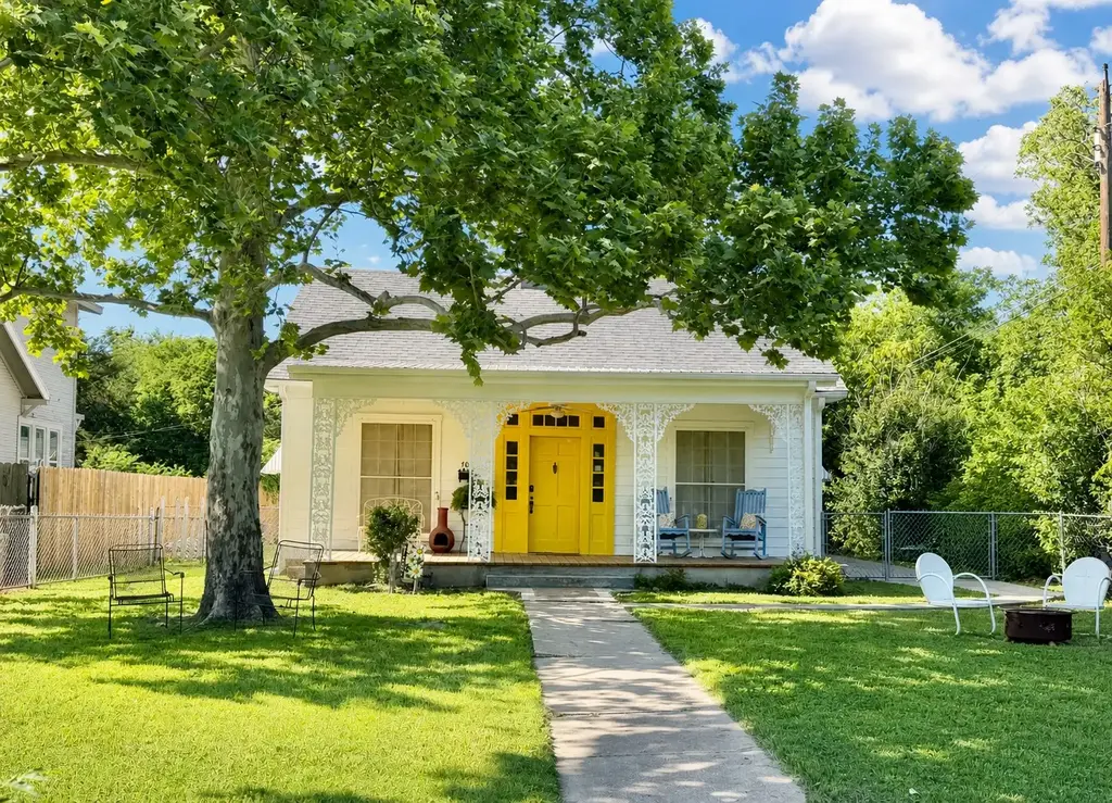 706 W 11th Street, Taylor