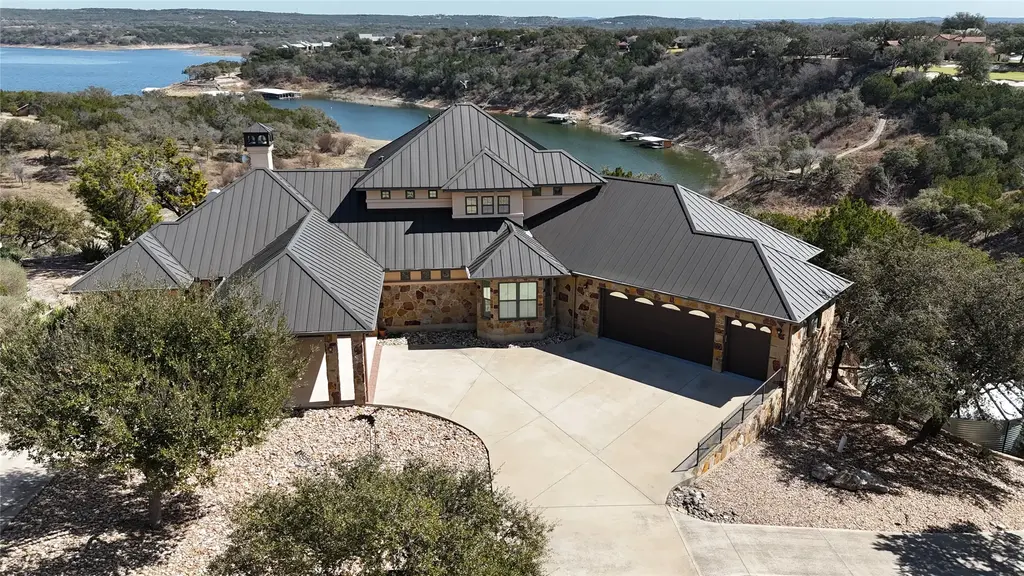 128 Carol Cove, Spicewood