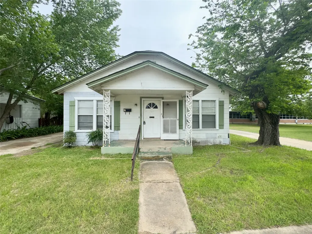 306 Bowie Street, Luling