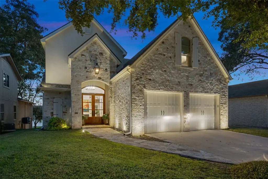 327 Meadowlakes Drive, Meadowlakes