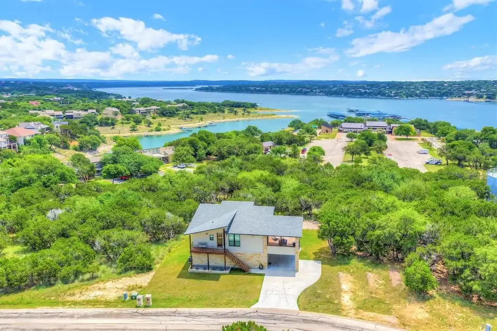 18407 Lakeland Drive, Point Venture