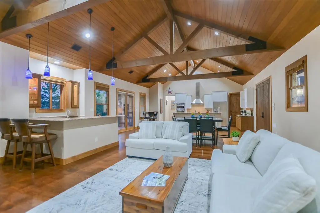 409 Venture Boulevard S, Point Venture