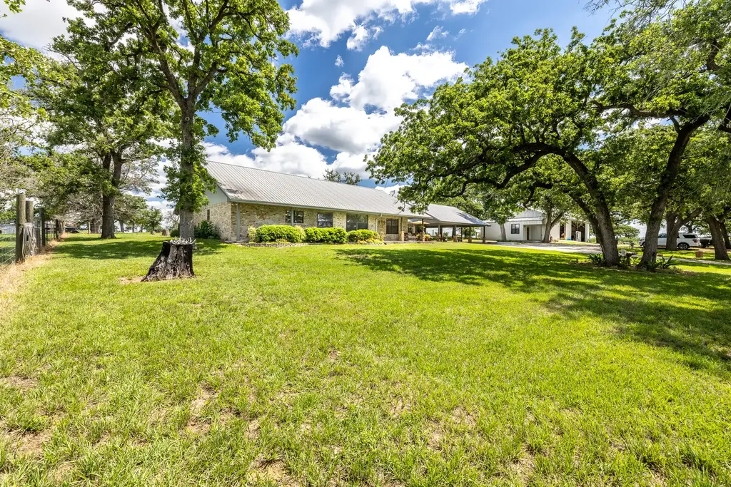 6589 State Highway 304, Harwood