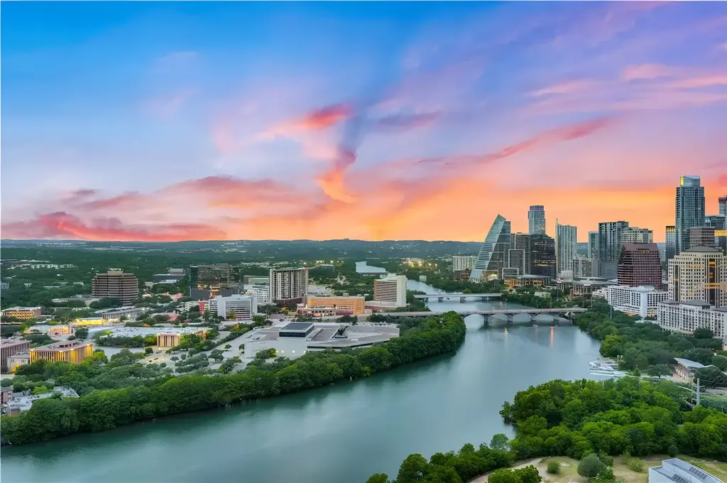 48 East Avenue 2005, Austin