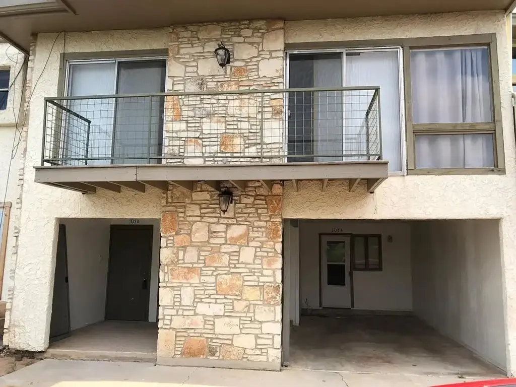 1008 Clayton Nolen Drive 107, Horseshoe Bay