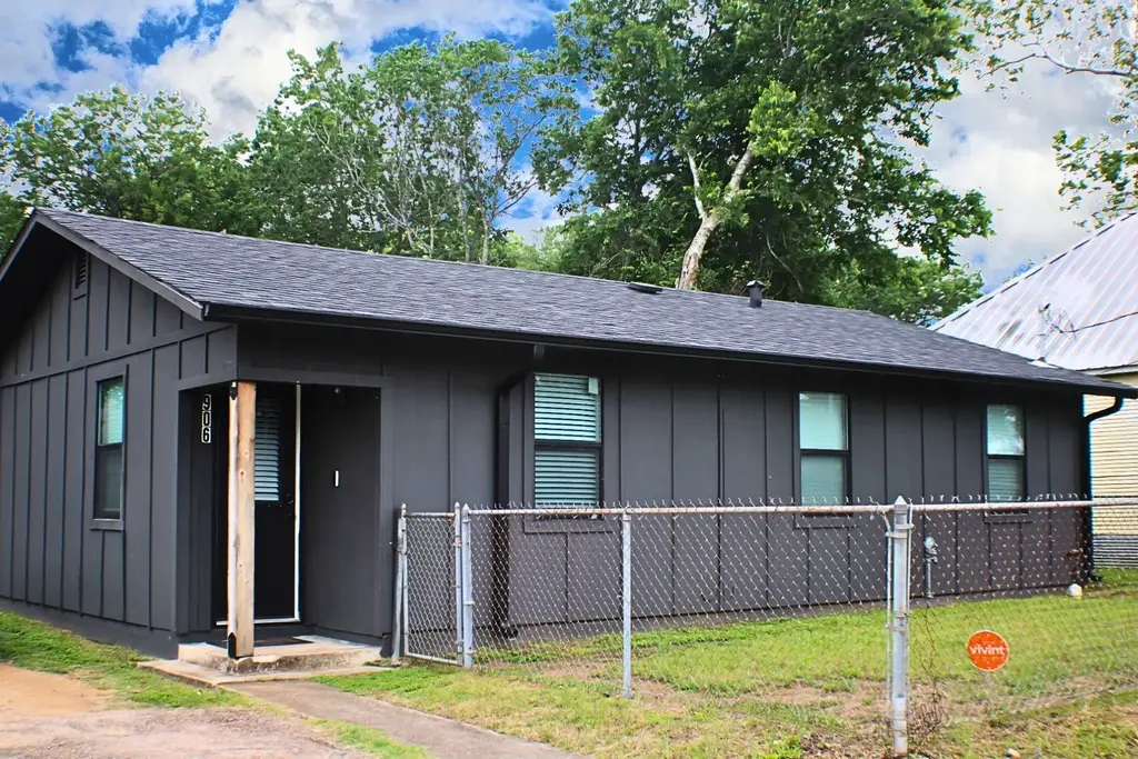 906 E Live Oak Street, Lockhart